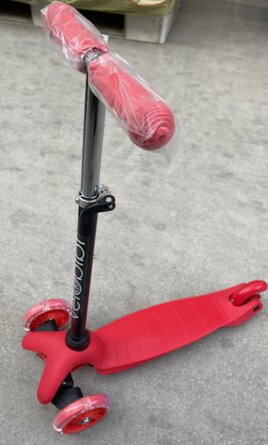 Самокат 3-х колесный Красный кол 11/7,6см ПВХ со свет макс 40кг CR-S4-01RD