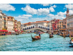 Холст с красками 40х50 см по номерам Яркий город на воде 24 цв ХК-6246