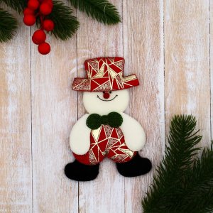 Мягкая подвеска Снеговик в костюмчике с геометрическим узором 8х13см красный 9692668